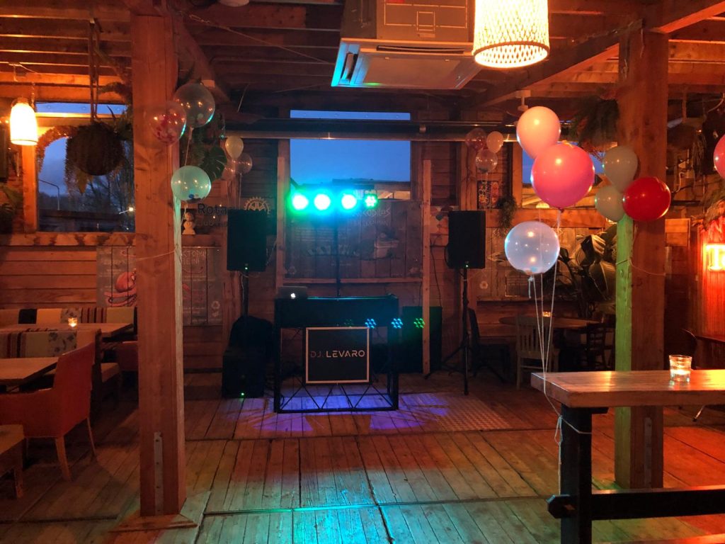 DJ huren Friesland voor verjaardagsfeest met professionele DJ set en licht