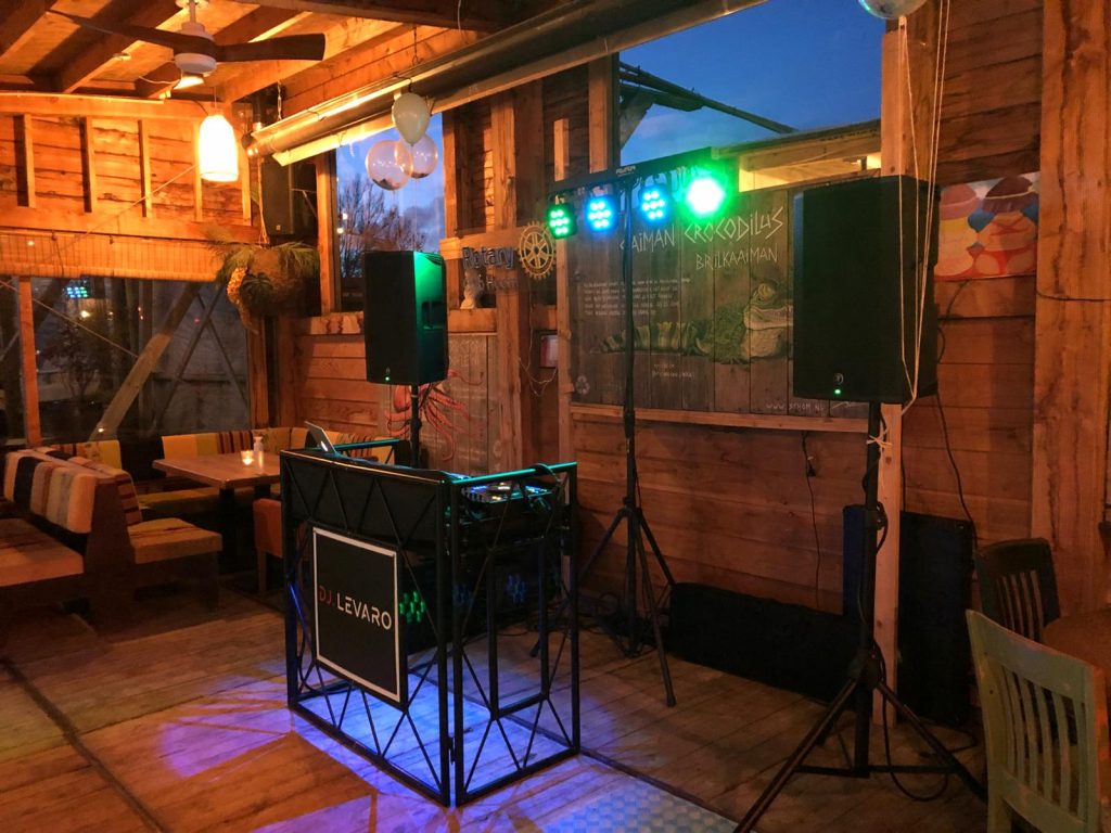 DJ huren Friesland voor bedrijfsfeest met professionele DJ set en licht